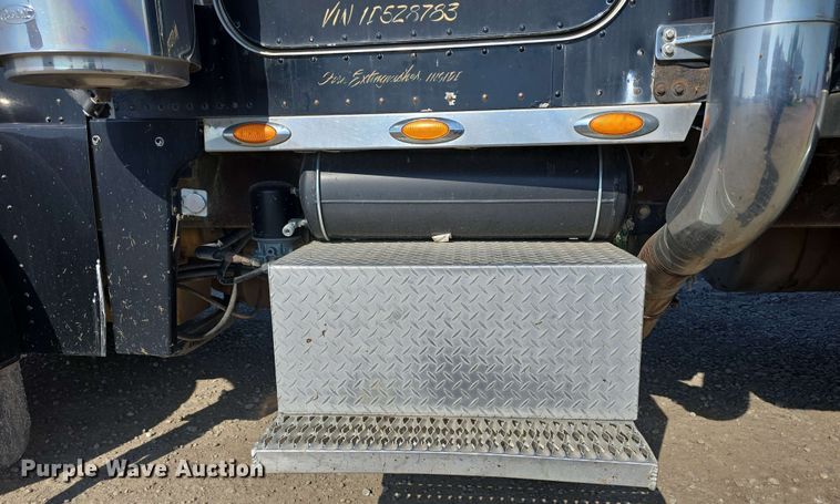 image for item DT6842 2001 Peterbilt 379 semi truck