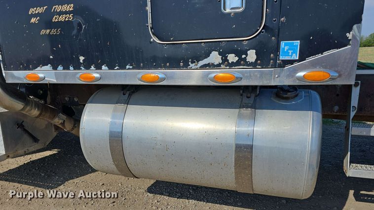 image for item DT6842 2001 Peterbilt 379 semi truck