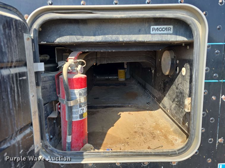 image for item DT6842 2001 Peterbilt 379 semi truck