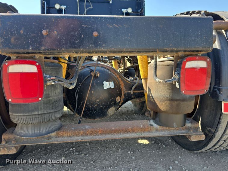 image for item DT6842 2001 Peterbilt 379 semi truck