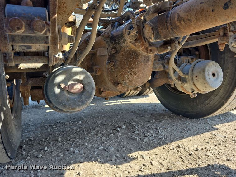 image for item DT6842 2001 Peterbilt 379 semi truck