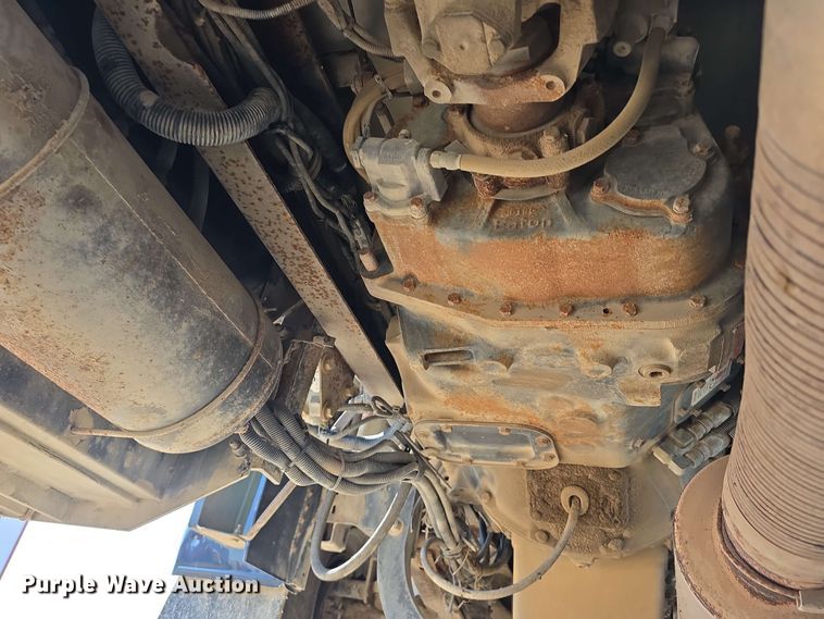 image for item DT6842 2001 Peterbilt 379 semi truck