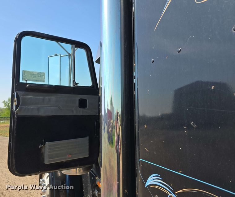 image for item DT6842 2001 Peterbilt 379 semi truck