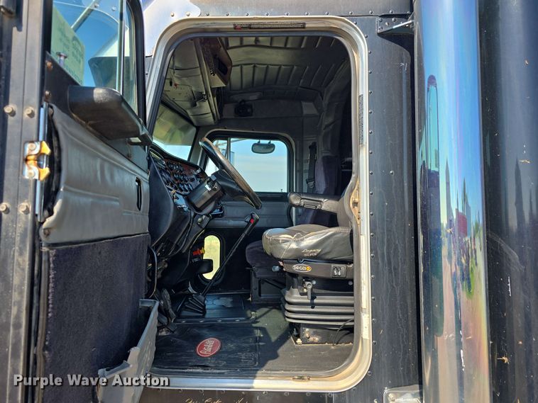 image for item DT6842 2001 Peterbilt 379 semi truck