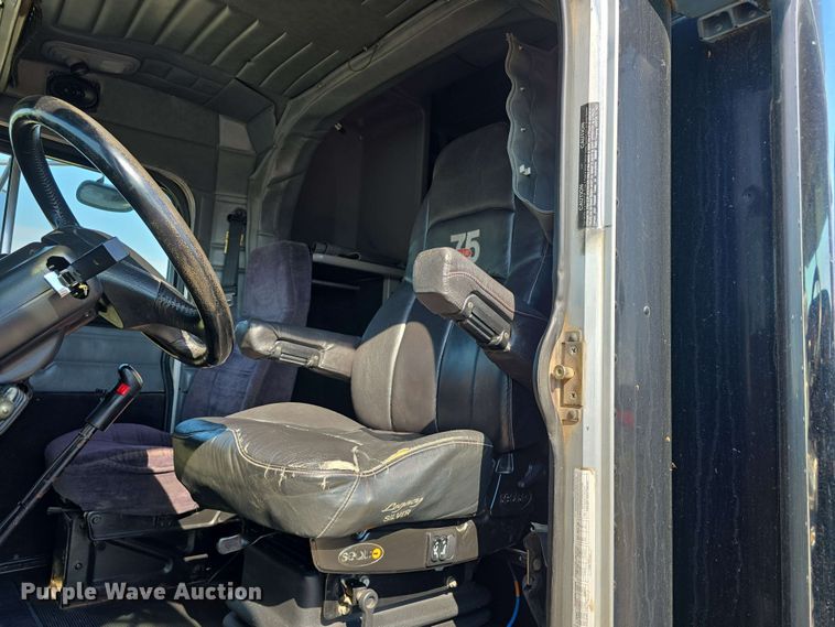 image for item DT6842 2001 Peterbilt 379 semi truck