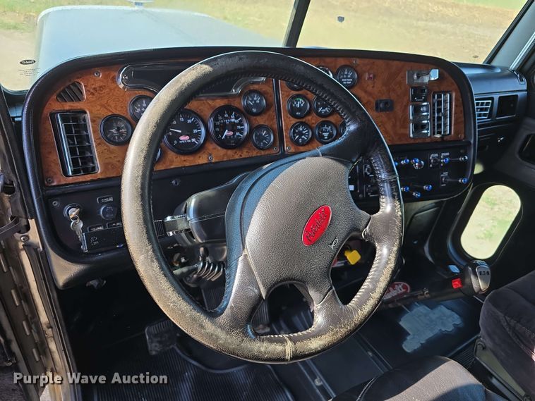 image for item DT6842 2001 Peterbilt 379 semi truck