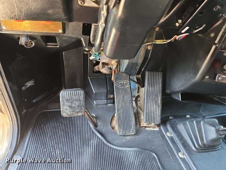 image for item DT6842 2001 Peterbilt 379 semi truck