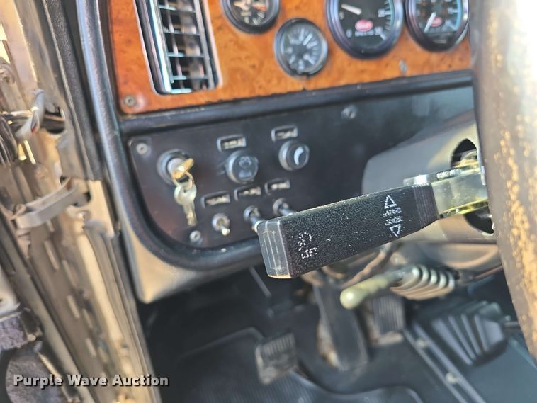 image for item DT6842 2001 Peterbilt 379 semi truck