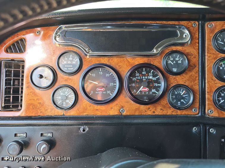 image for item DT6842 2001 Peterbilt 379 semi truck