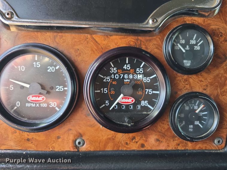 image for item DT6842 2001 Peterbilt 379 semi truck