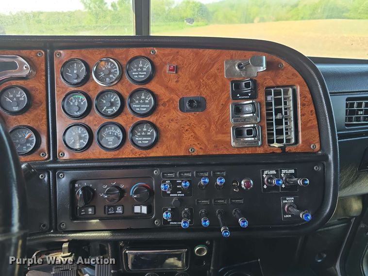 image for item DT6842 2001 Peterbilt 379 semi truck