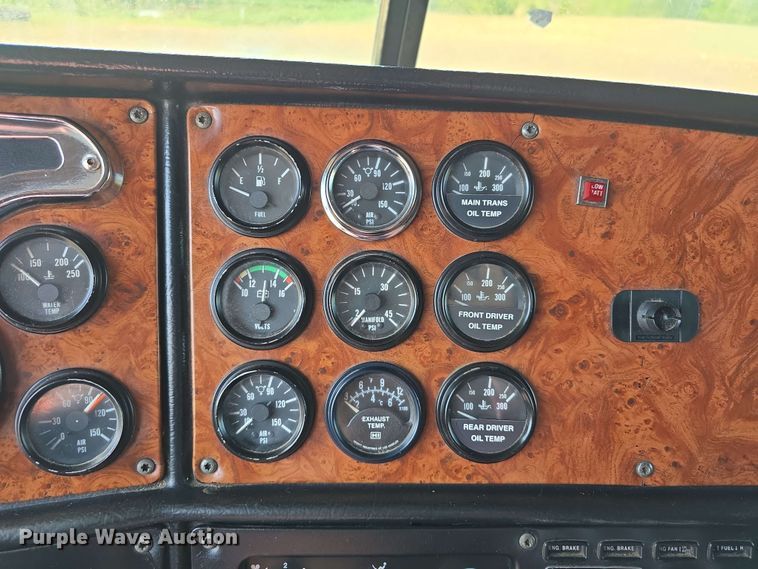 image for item DT6842 2001 Peterbilt 379 semi truck