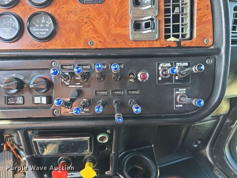 image for item DT6842 2001 Peterbilt 379 semi truck