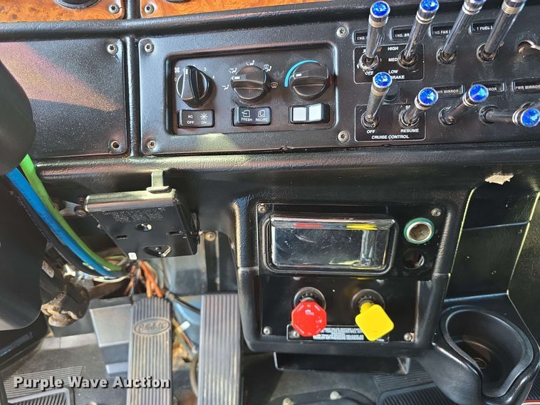 image for item DT6842 2001 Peterbilt 379 semi truck