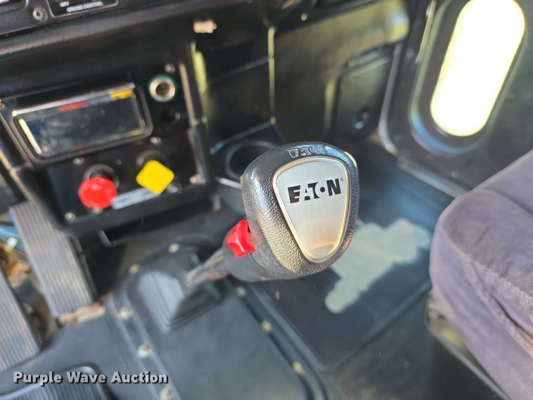 image for item DT6842 2001 Peterbilt 379 semi truck