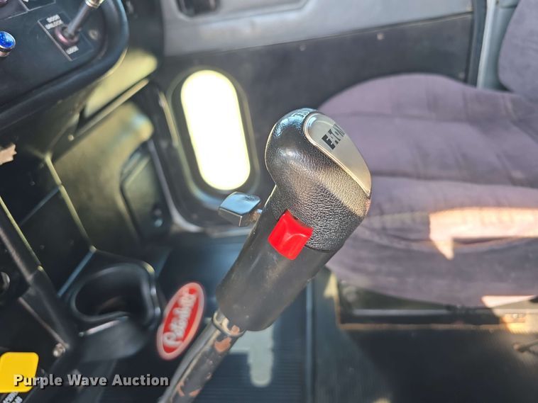 image for item DT6842 2001 Peterbilt 379 semi truck