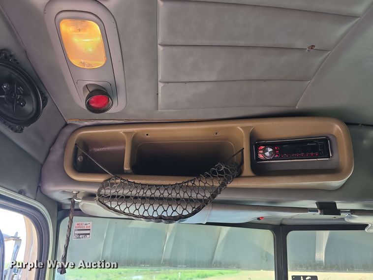 image for item DT6842 2001 Peterbilt 379 semi truck