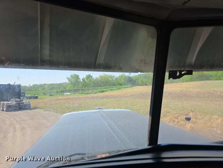 image for item DT6842 2001 Peterbilt 379 semi truck