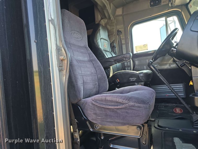 image for item DT6842 2001 Peterbilt 379 semi truck