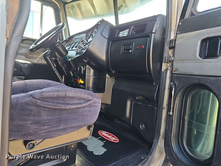 image for item DT6842 2001 Peterbilt 379 semi truck