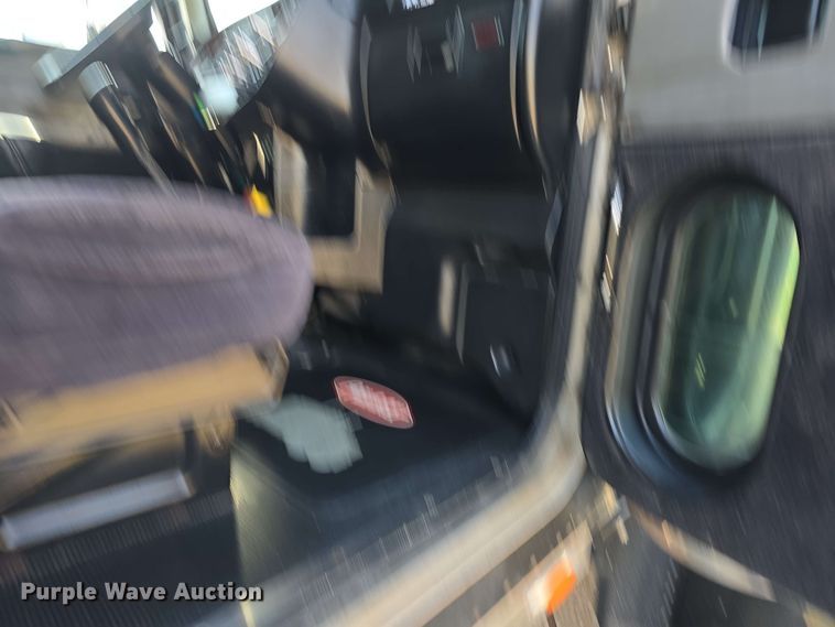 image for item DT6842 2001 Peterbilt 379 semi truck