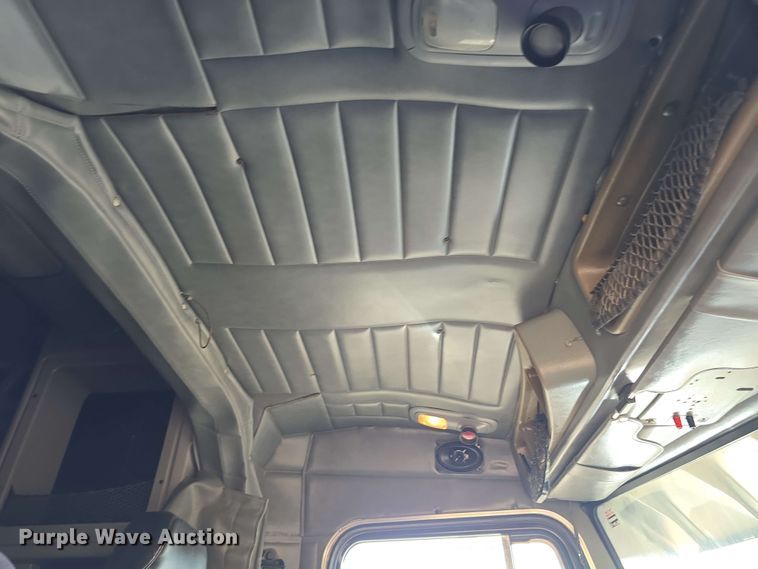 image for item DT6842 2001 Peterbilt 379 semi truck