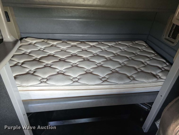 image for item DT6842 2001 Peterbilt 379 semi truck