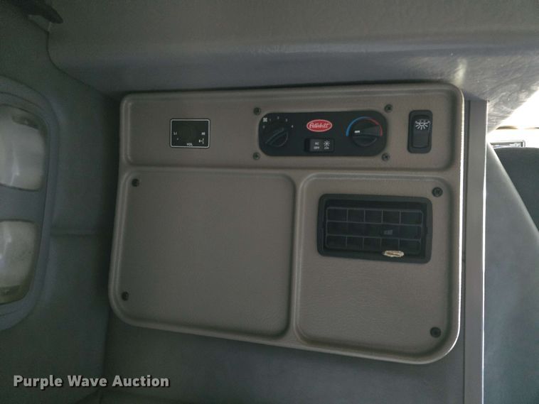 image for item DT6842 2001 Peterbilt 379 semi truck