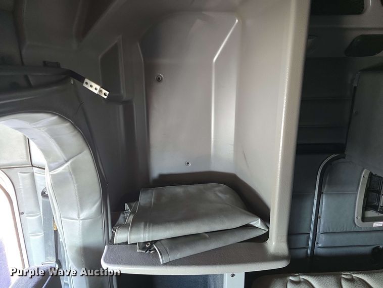 image for item DT6842 2001 Peterbilt 379 semi truck