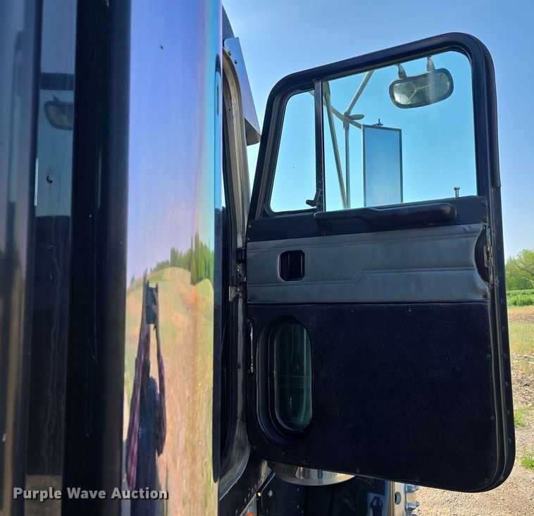 image for item DT6842 2001 Peterbilt 379 semi truck