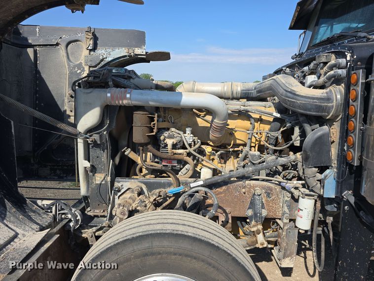 image for item DT6842 2001 Peterbilt 379 semi truck