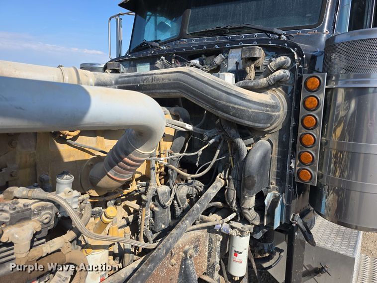 image for item DT6842 2001 Peterbilt 379 semi truck