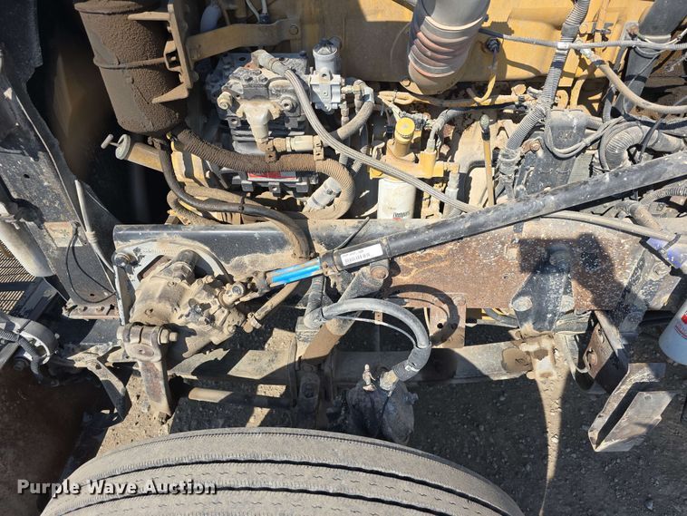 image for item DT6842 2001 Peterbilt 379 semi truck