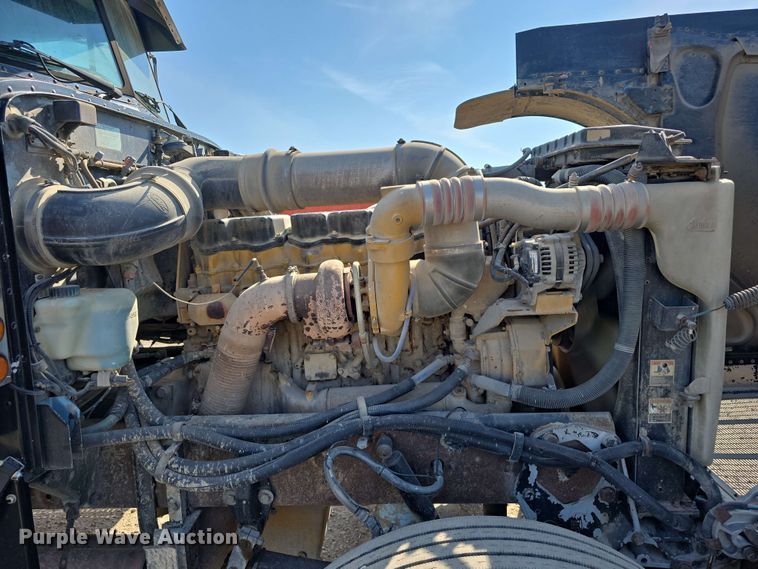 image for item DT6842 2001 Peterbilt 379 semi truck