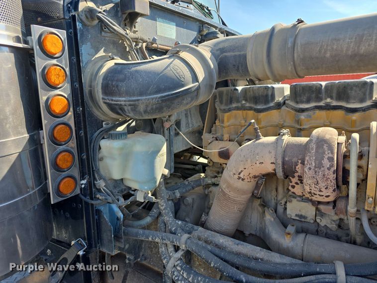 image for item DT6842 2001 Peterbilt 379 semi truck