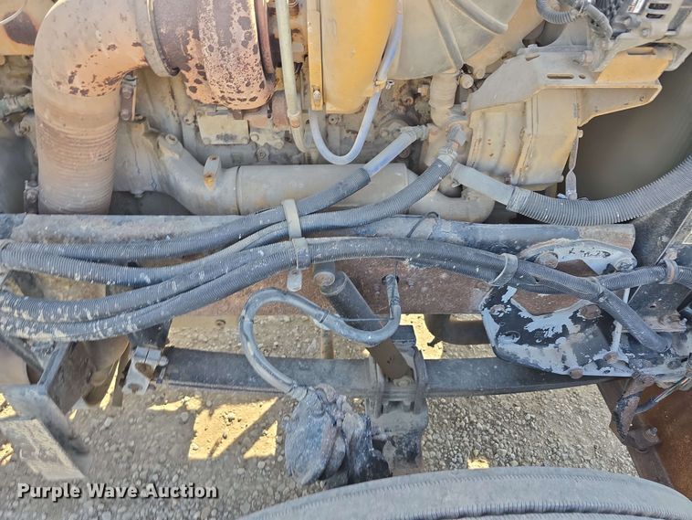 image for item DT6842 2001 Peterbilt 379 semi truck