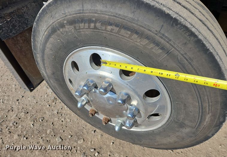 image for item DT6842 2001 Peterbilt 379 semi truck