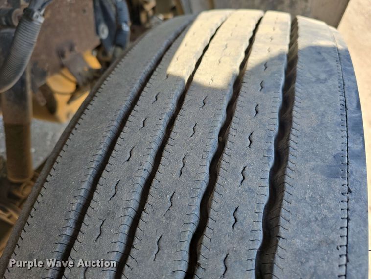 image for item DT6842 2001 Peterbilt 379 semi truck