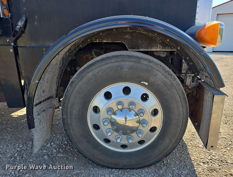 image for item DT6842 2001 Peterbilt 379 semi truck