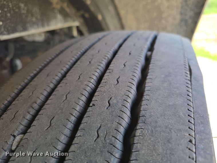 image for item DT6842 2001 Peterbilt 379 semi truck