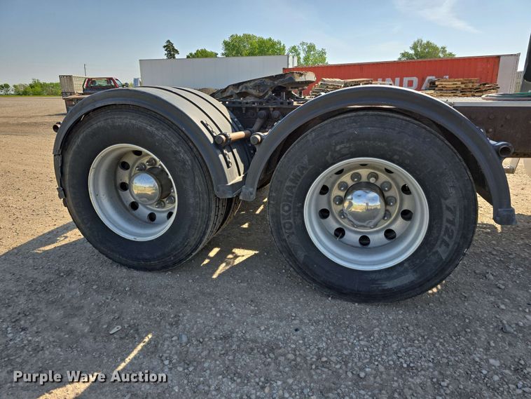 image for item DT6842 2001 Peterbilt 379 semi truck