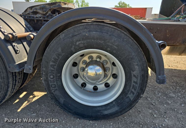 image for item DT6842 2001 Peterbilt 379 semi truck