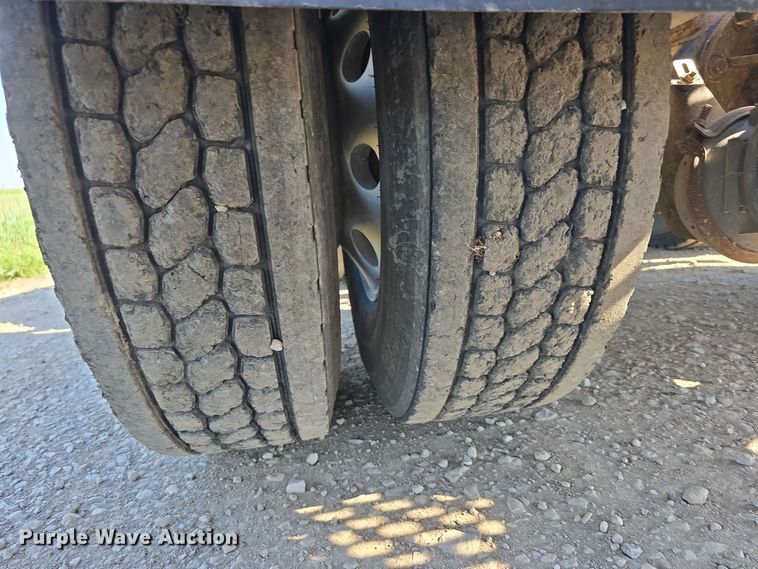 image for item DT6842 2001 Peterbilt 379 semi truck