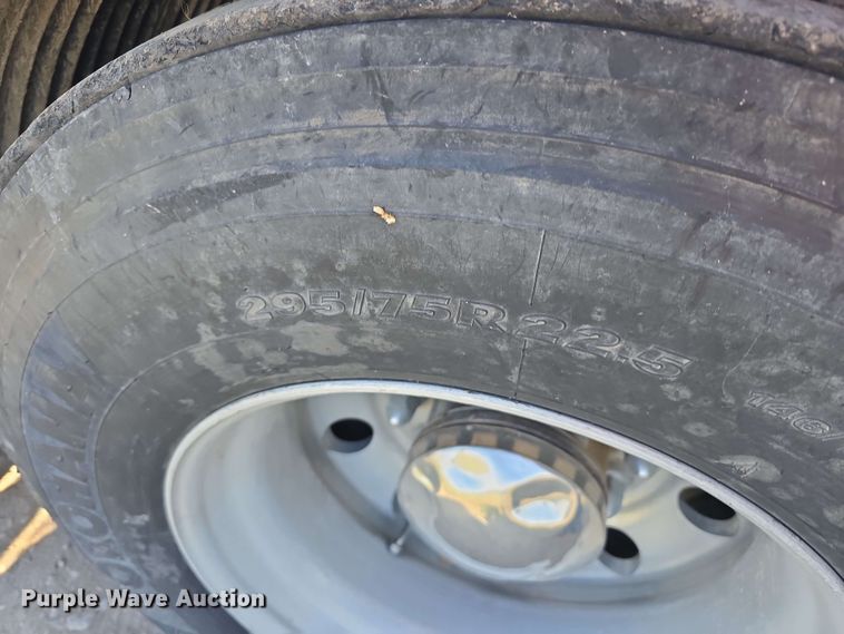 image for item DT6842 2001 Peterbilt 379 semi truck