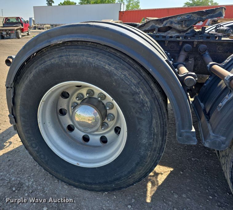 image for item DT6842 2001 Peterbilt 379 semi truck