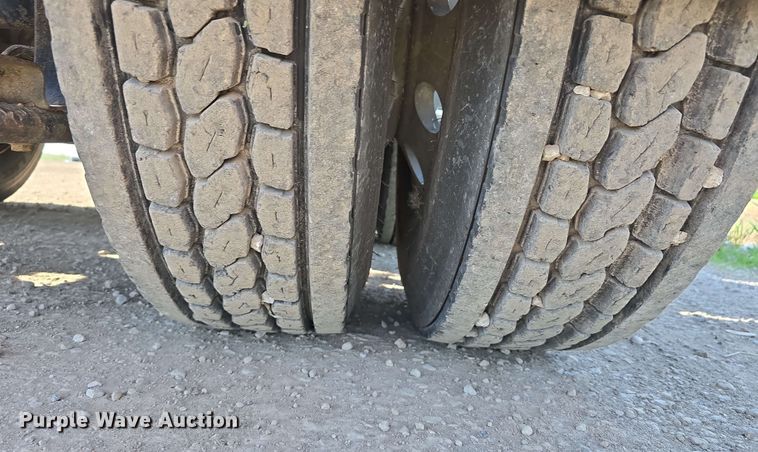 image for item DT6842 2001 Peterbilt 379 semi truck