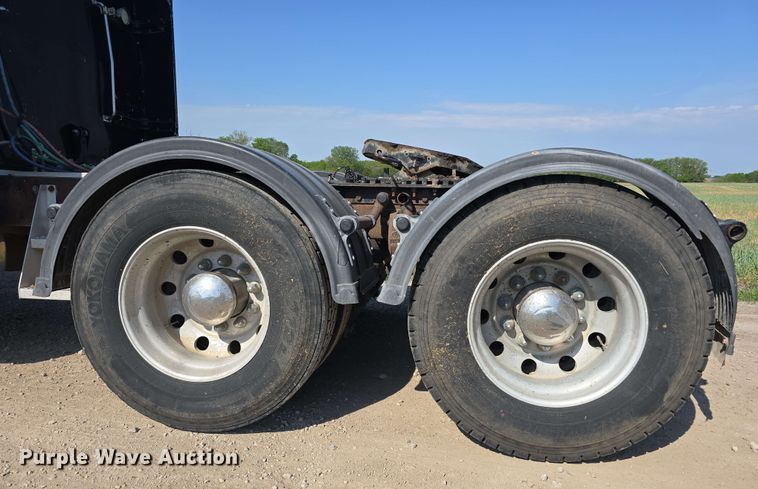 image for item DT6842 2001 Peterbilt 379 semi truck