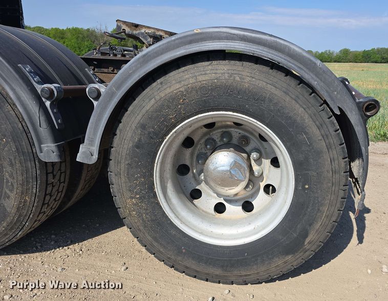 image for item DT6842 2001 Peterbilt 379 semi truck