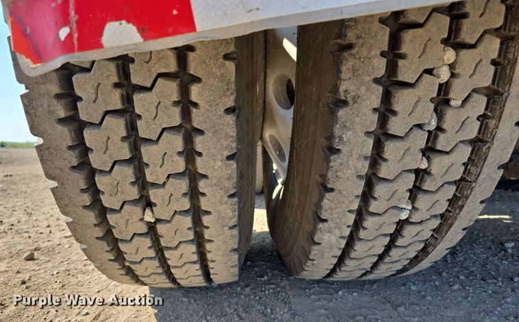 image for item DT6842 2001 Peterbilt 379 semi truck