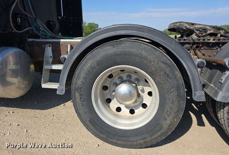 image for item DT6842 2001 Peterbilt 379 semi truck